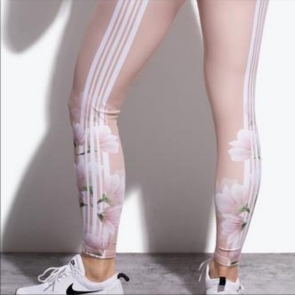 Peloton 🦄 Mauve Striped Floral Leggings - Picture 3 of 3